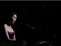 韓国MBCの水木ドラマ『負けてたまるか』で、チェ・ジウがピアノ演奏を披露した。これまでラブコメディーにおけるピアノでのセレナーデ場面は主に男性が披露してきたが、今回はチェ・ジウとなった。写真＝イギムプロダクション