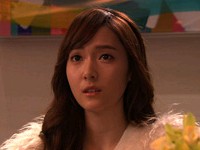 韓国KBS2水木ドラマ『乱暴なロマンス』第13話では、ジョンヒ（ジェシカ）の愛の告白をムヨル（イ・ドンウク）が断り、ついに三角関係の行方に変化が現れた。
