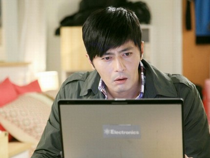 9日に放送された韓国SBS『紳士の品格』の中で、チャン・ドンゴン（キム・ドジン役）がキム・ハヌル（ソ・イス役）のパソコンにコーヒーをこぼすというエピソードが展開された。写真＝ファ＆ダムピクチャーズ