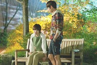 最近、あるオンラインコミュニティーの掲示板に、「ソルリ、ミンホに内緒でイ・ギグァンとお揃いのスニーカー!?」というテーマの写真が掲載され注目を浴びている。写真= [上/ソルリ]「花ざかりの君たちへ」のキャプチャ、[下/イ·ギグァン] KBS2 「常勝疾走」キャプチャ