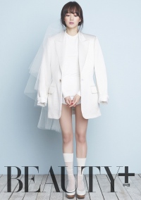 女優のユン・スンアが、ビューティーマガジン「BEAUTY＋」の2月号でグラビアを披露し視線を集めた。