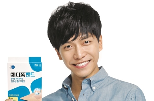 韓国ムンディファーマは、国内技術で開発した絆創膏メディフォームの新広告モデルにイ・スンギを抜擢したことを明らかにした。