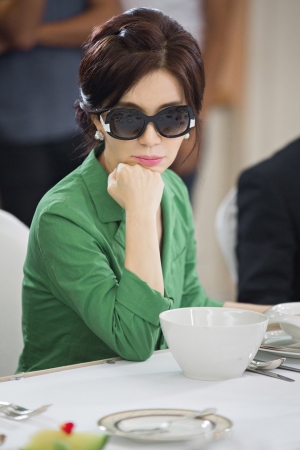 女優イム・イェジンが、tvN 金土ドラマ「恋愛じゃなくて結婚」で誰にも真似できないコミカルな存在感をアピールし、話題となっている。