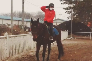 KARAハン・スンヨン、寒さを吹き飛ばすキュートな乗馬姿を公開【動画】