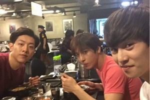 CNBLUEのイ・ジョンヒョンが、SNSにてメンバーたちとの食事風景を公開した。