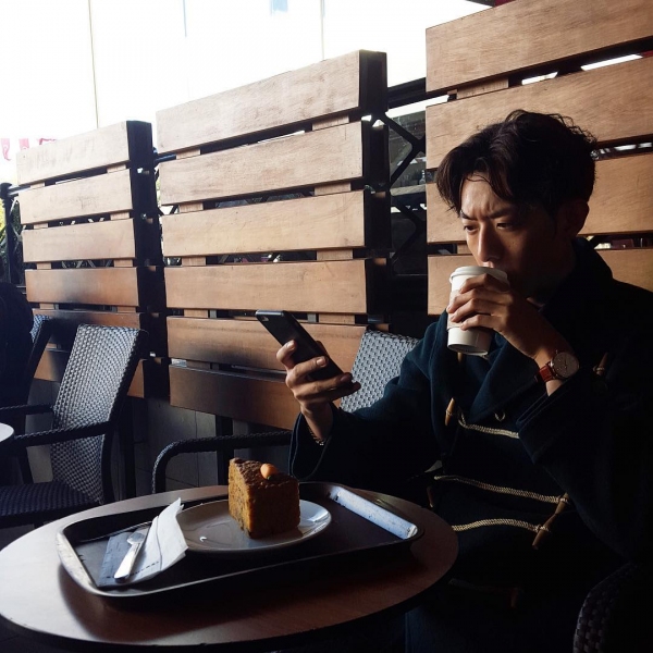 CNBLUEのイ・ジョンシンが、トルコのカフェで休憩中に撮ったショットを公開した。