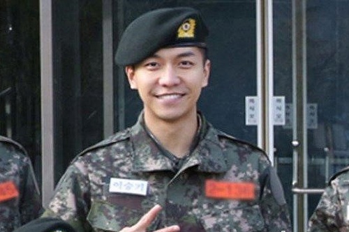 歌手であり俳優であるイ・スンギの軍訓練所での写真が公開された。[写真]陸軍訓練所